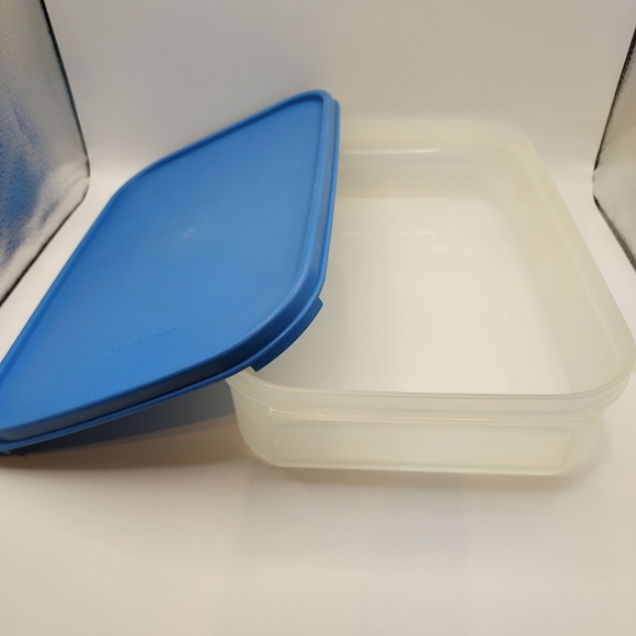 Lot of 3 Preowned Food Storage Containers 3 Different Manufacturer and Sizes. - Picture 6 of 14